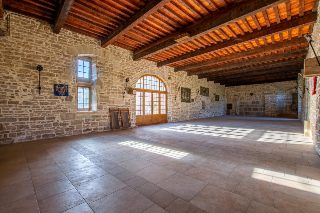 salle des gardes depuis escalier cuisne